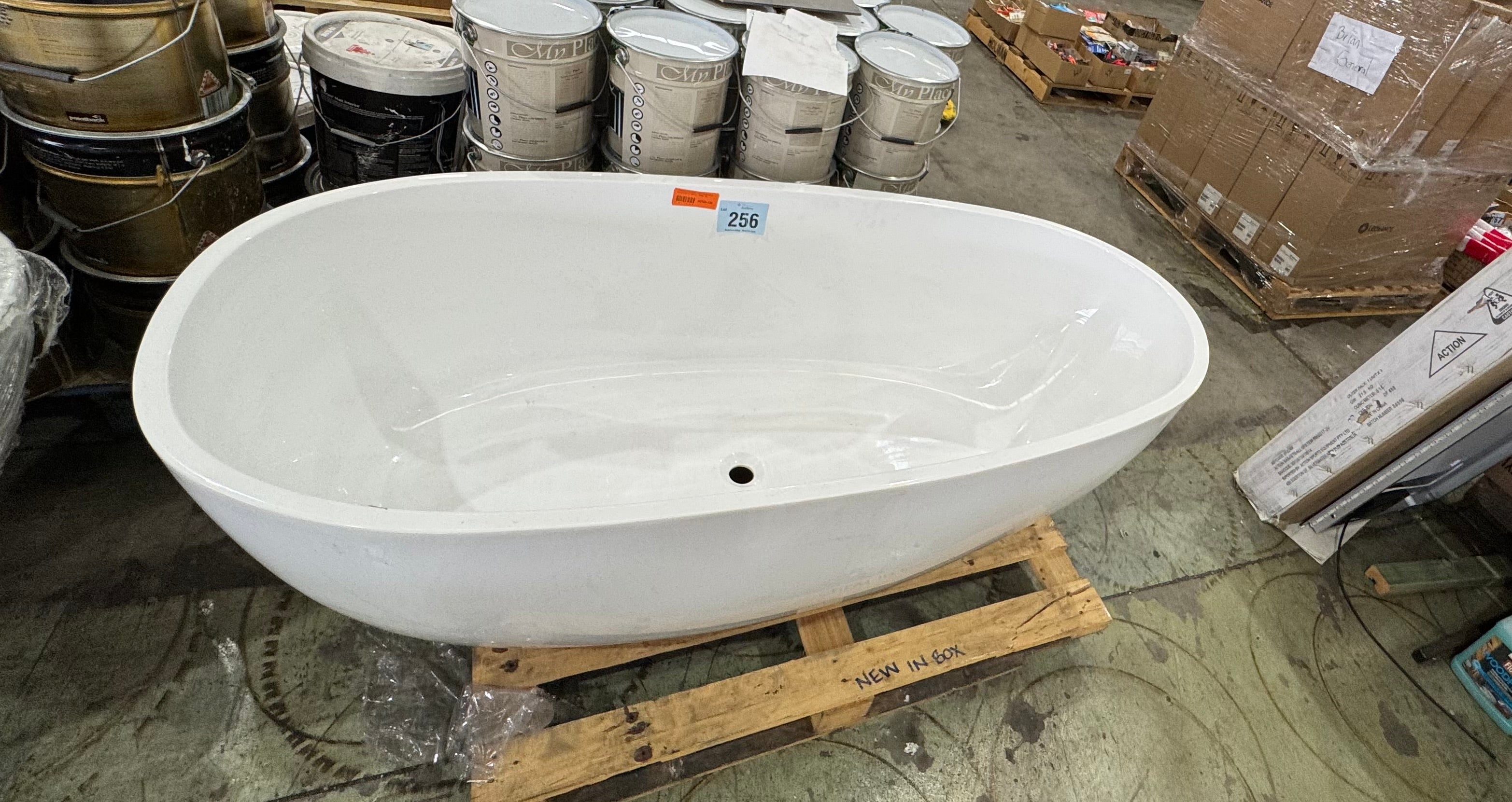 1700mm Resort white gloss bath (Pick up only)