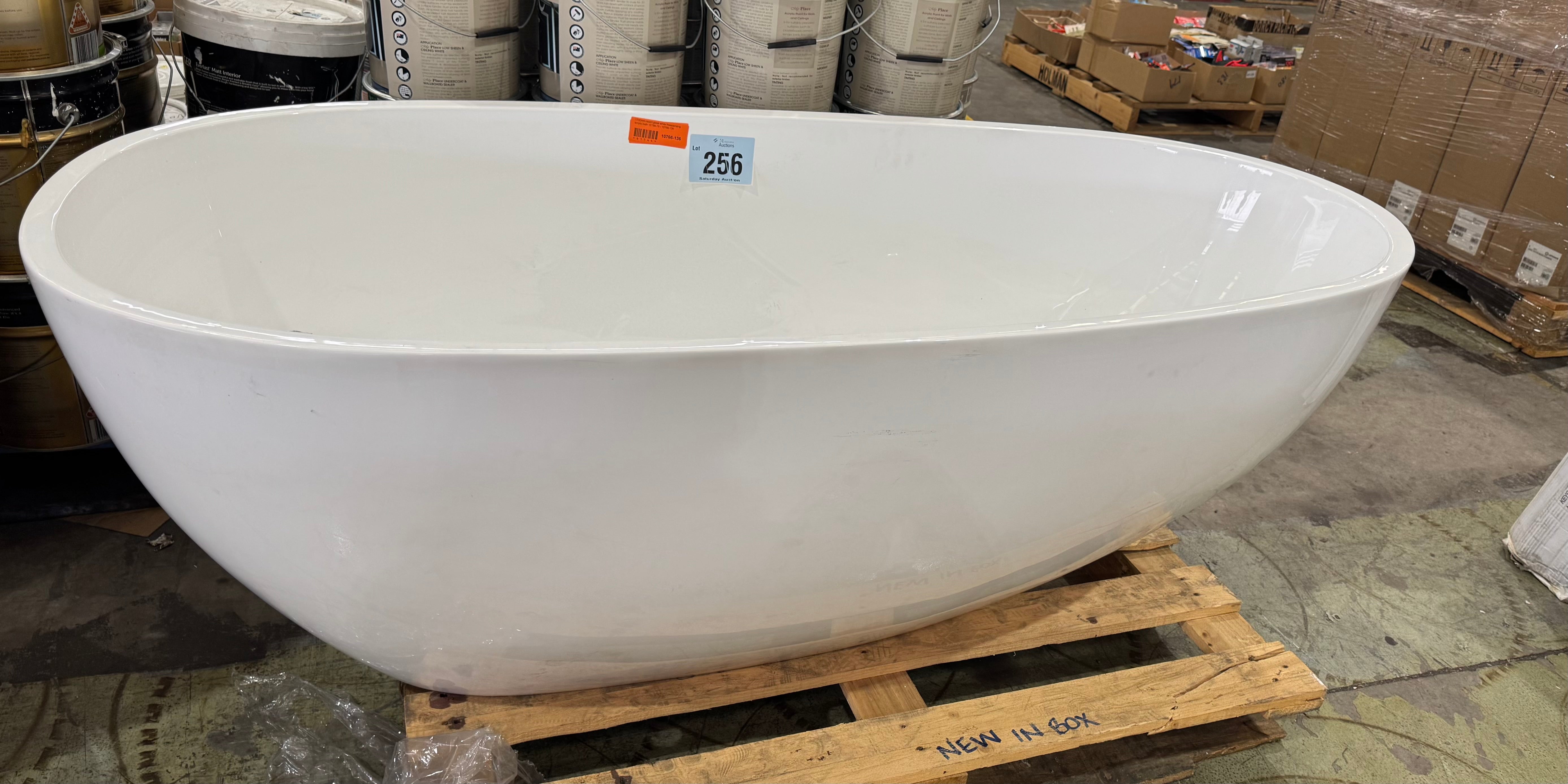 1700mm Resort white gloss bath (Pick up only)